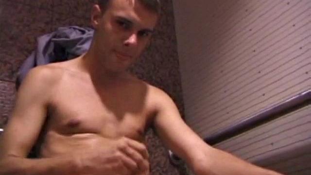 Взрослый парень Will срывает напряжение в туалете, мощно кончает сам себе в руку.