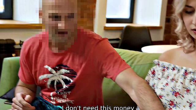 Ирис Кис Кис получает в попу, а парень считает выручку на диване