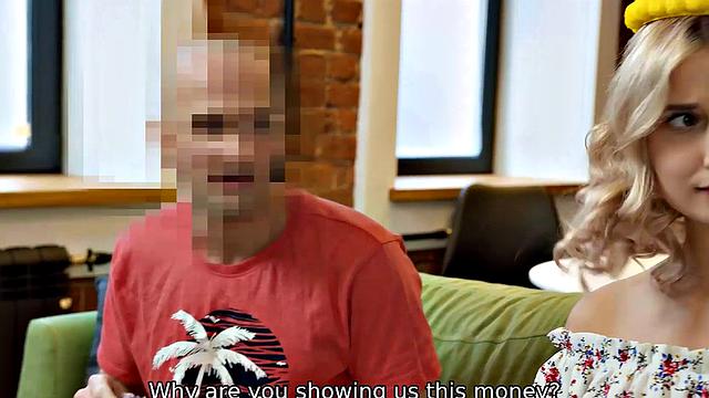 Ирис Кис Кис получает в попу, а парень считает выручку на диване