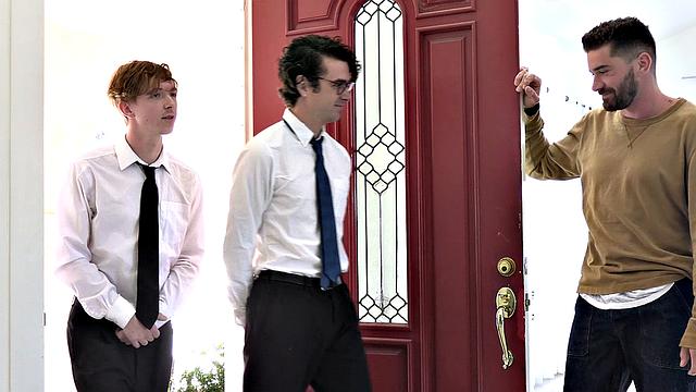 два миссионера попали к качку - теперь у них просветление в жопе