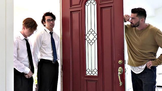 два миссионера попали к качку - теперь у них просветление в жопе