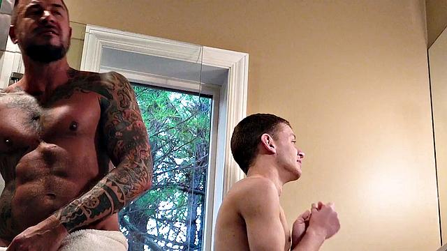 Wet petite twink barebacked by tattooed hunk in shower