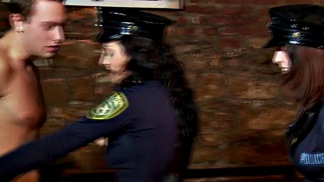 жёсткие полицейские домины наказывают подчиненного в извращённом cfnm тройничке