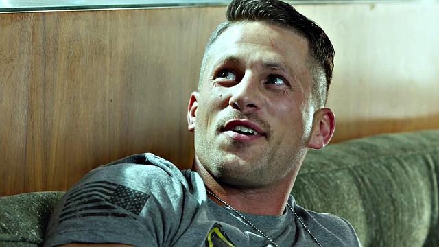 новичок в армии получает крепкий трах от двух мускулистых ветеранов без резинки