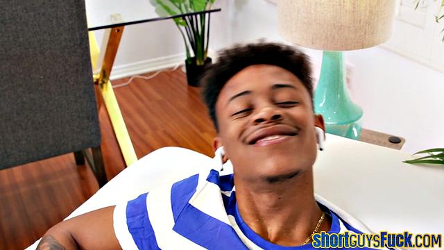 Маленький чувак надевает носки и бодро трахает сочную эбонитку, вот это встреча размерам!