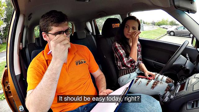 брюнетка в очках получает жёстко в авто раком