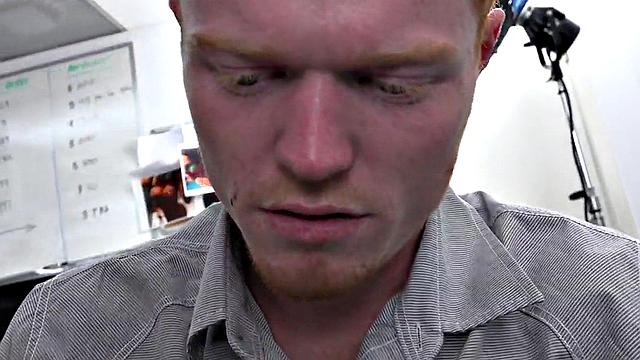Рыжий твинг отдается доминантному черному в офисе без гондона