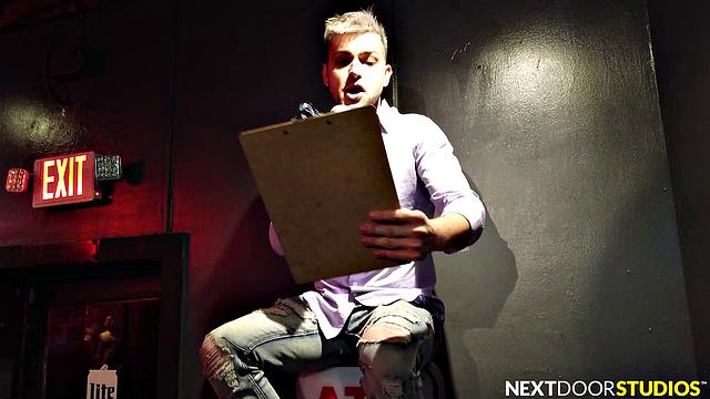 качок жестко трахает спортсмена при возбуждённых зрителях