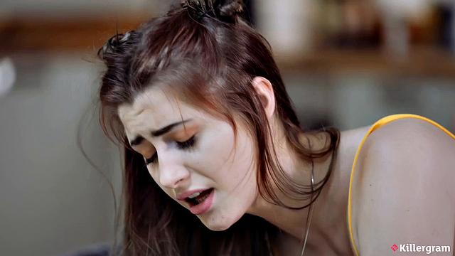 Shi мастурбирует и трахается с Sam Bourne дома, глубокий вагинальный секс и кончают внутрь.