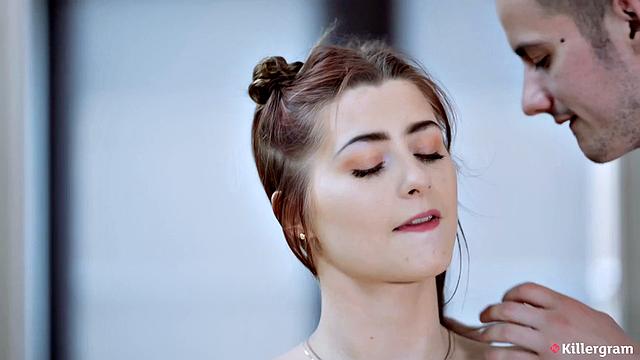 Shi мастурбирует и трахается с Sam Bourne дома, глубокий вагинальный секс и кончают внутрь.