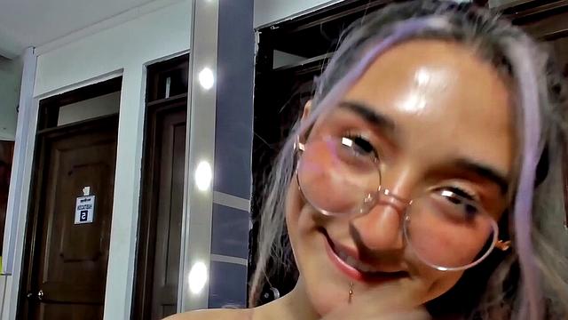 Яркая блондинка насаживает огромный дилдо в густую мохнатку