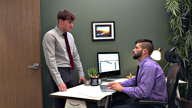 бородатый мужик получает по полной от офисного жеребца