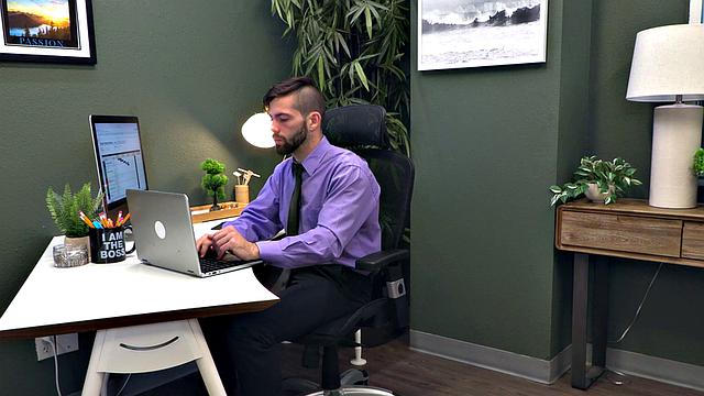 бородатый мужик получает по полной от офисного жеребца