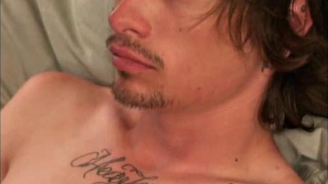 мэтт дрочит и кончает на камеру