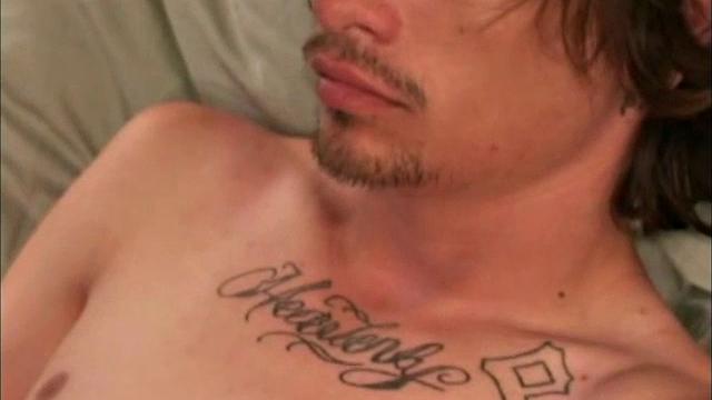 мэтт дрочит и кончает на камеру