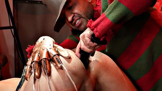 жёсткий мачо подчиняет стройного парня игрушкой после глубокого минета