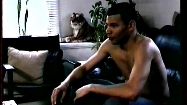 Качок дрочит с яростью и заливает себя спермой