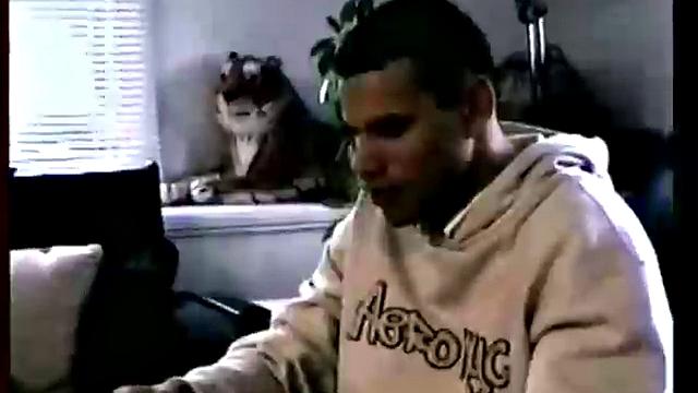 Качок дрочит с яростью и заливает себя спермой