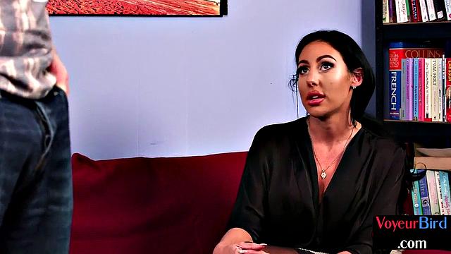 Британская зрелая в чулках смотрит и дразнит парня