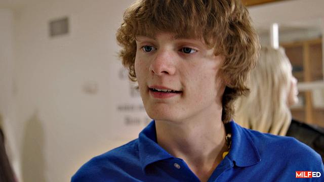 Дая Найт, Дженна Старр и Спайки Ди устраивают групповуху в магазине на Черную пятницу, трах и кунилингус на витрине среди одежды.