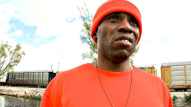 белый трахается с черным качком на масле прямо на улице