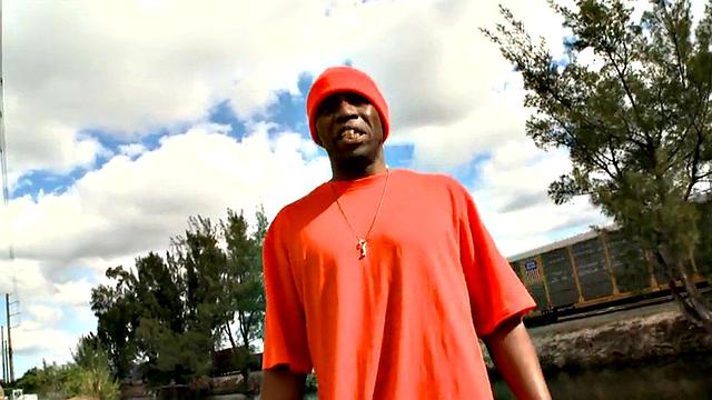 Oiled Black thug picked up and fucked outdoor by white