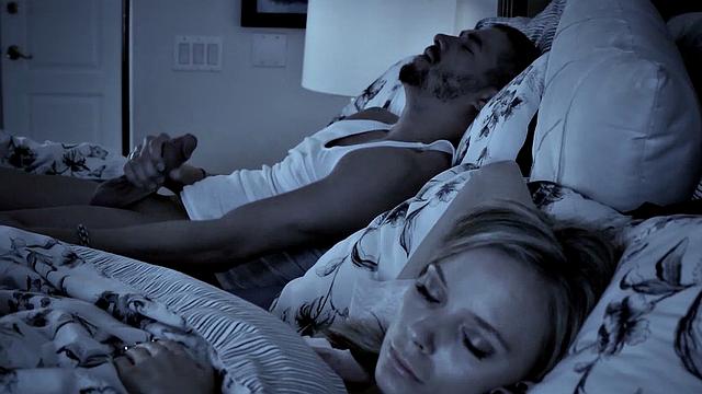 блондинка-шлюха пробирается к папе подруги и трахается по-жёсткому