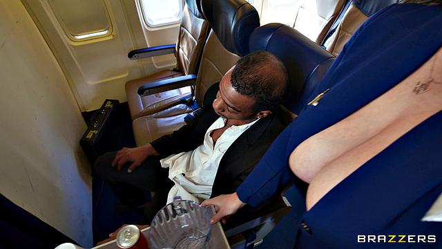 стюардесса анджела уайт трахается с двумя парнями прямо в небе
