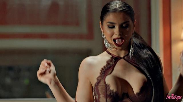 Ария Тейлор раздевается и ласкает себя в белье за столом, наслаждаясь своим телом перед камерой.