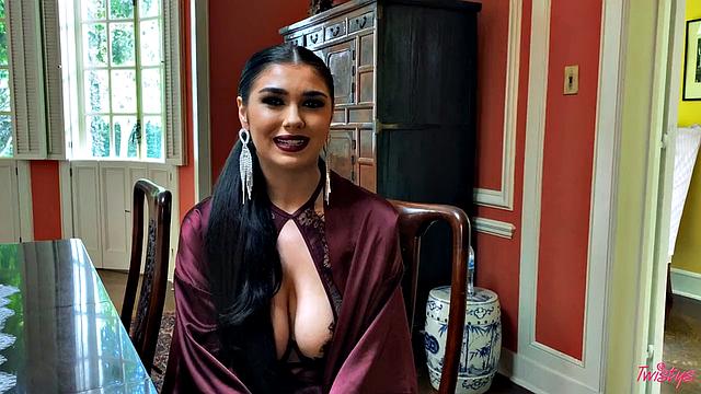 Ария Тейлор раздевается и ласкает себя в белье за столом, наслаждаясь своим телом перед камерой.