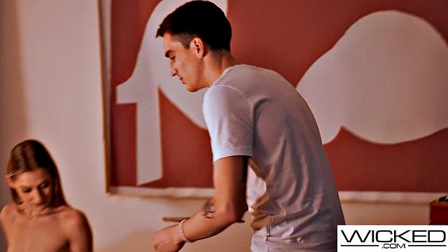 маляр забыл про краску - блондинка довольна по уши