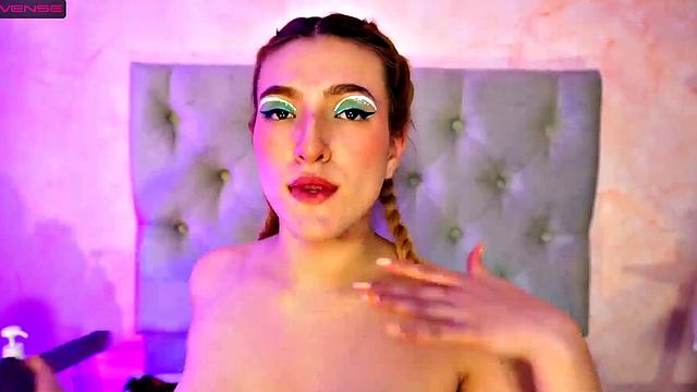 Сосет, а палец уже нашёл вход сзади