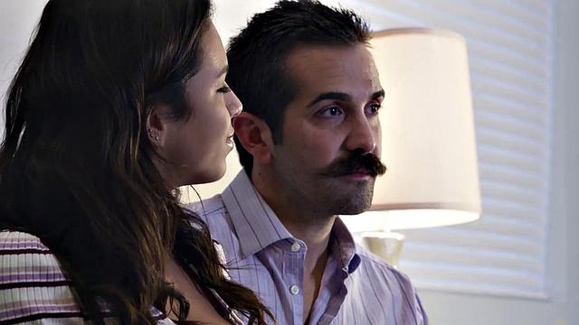 Психологиня-милфа забыла про советы и трахнулась на диване