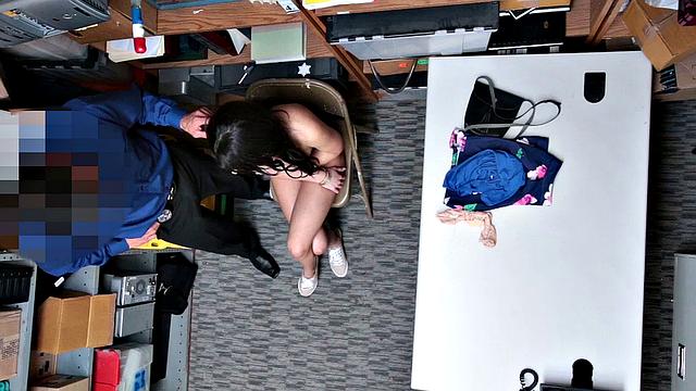 ловкая тёлка тaylor may ворует - а охранник и компания трахают в отместку