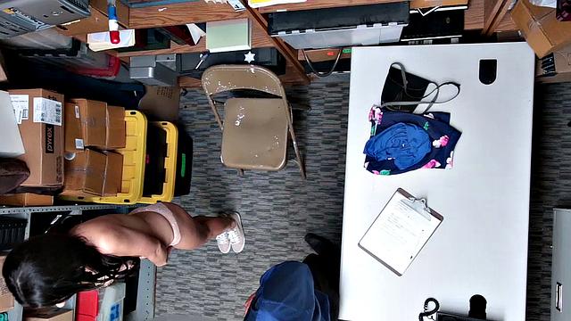 ловкая тёлка тaylor may ворует - а охранник и компания трахают в отместку