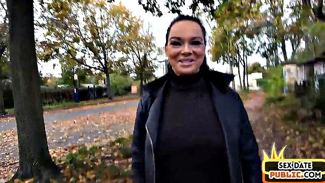 Public amateur MILF fucked outdoors by sex date guy