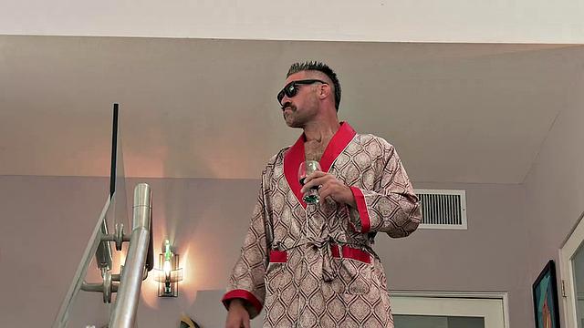 татуированная брюнетка эвелин стоун делает массаж и отсасывает член