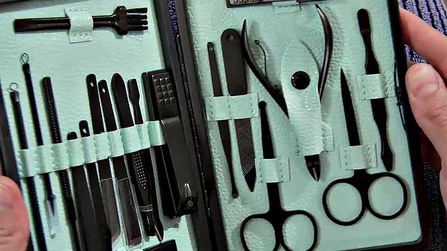 татуированная брюнетка эвелин стоун делает массаж и отсасывает член