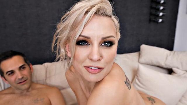 Кензи Тейлор жарит мужика у бассейна и на диване - лето будет мокрым