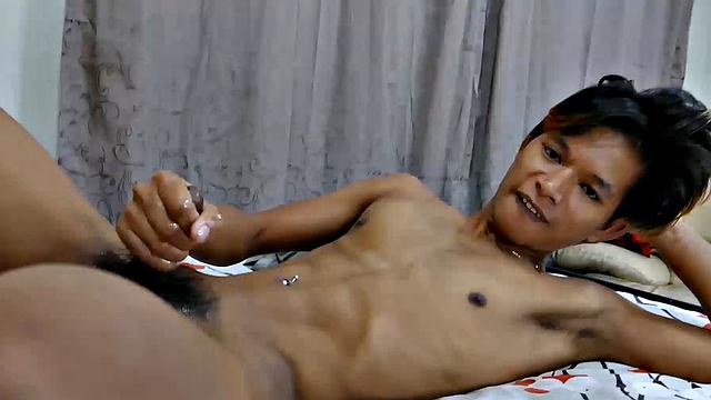 This sexy Asian twink has some beautiful slim feet. He starts off with posing his lovely boy feet, and then moves to the bed to tease the hell out of you with them. Clark starts sucking his toes and rubbing his cock on his smooth soles.