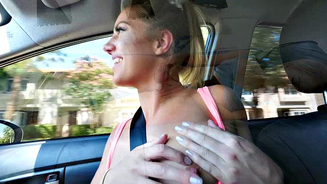 Блондинка Кэндис Дар раздвигает ноги и играет с игрушками в машине и на улице