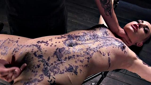 строгий хозяин льет воск на послушную и подкалывает её