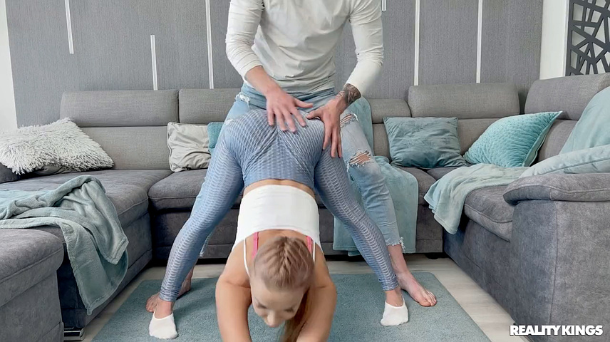 Гибкая Alexa Flexy решила, что пора растянуть границы приличия в прямом эфире с Martin Spell - кто кого перетянет, пока камеры пишут?