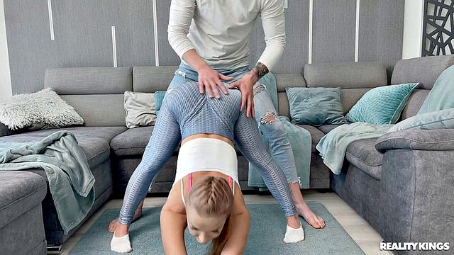 Гибкая Alexa Flexy решила, что пора растянуть границы приличия в прямом эфире с Martin Spell - кто кого перетянет, пока камеры пишут?