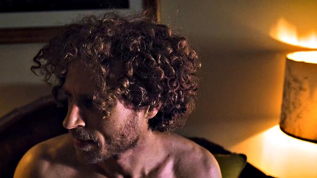 Сиукси Кью получает от отчима во время просмотра фильма