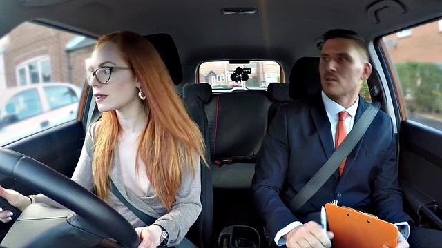 очкарик-рыжуха развела инструктора на секс прямо в тачке