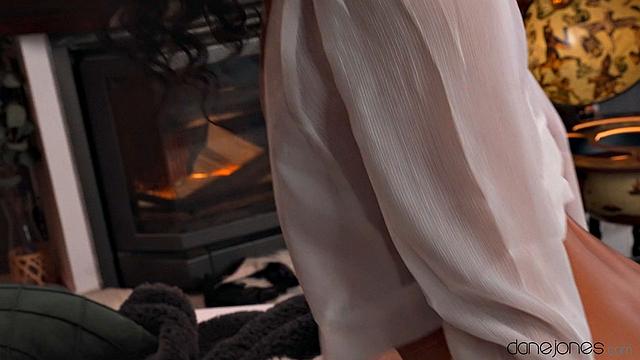 маленькая брюнетка скачет на члене и ловит сливки на простынях