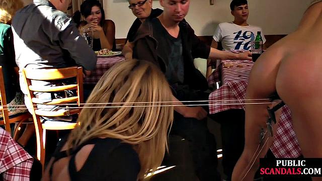 Связал блондинку в кафе и глубоко трахнул ей рот на публике.