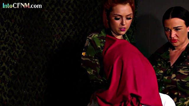 Жаждет спермы и заглатывает хер по самые яйца, не останавливаясь ни на секунду.