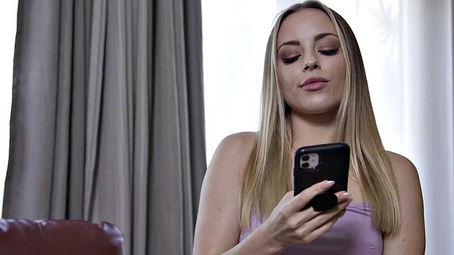 Dyke bitch seduces perverted BFF b4 licking her pussy